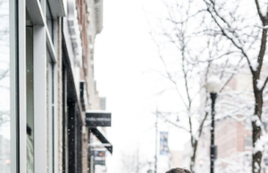 On a freezing Christmas Eve, I couldn’t bear to see a homeless woman shivering, so I took off my own coat and gave it to her. I never expected to see her again—until exactly three years later, when she knocked on my door holding a mysterious gray case that changed my life forever.